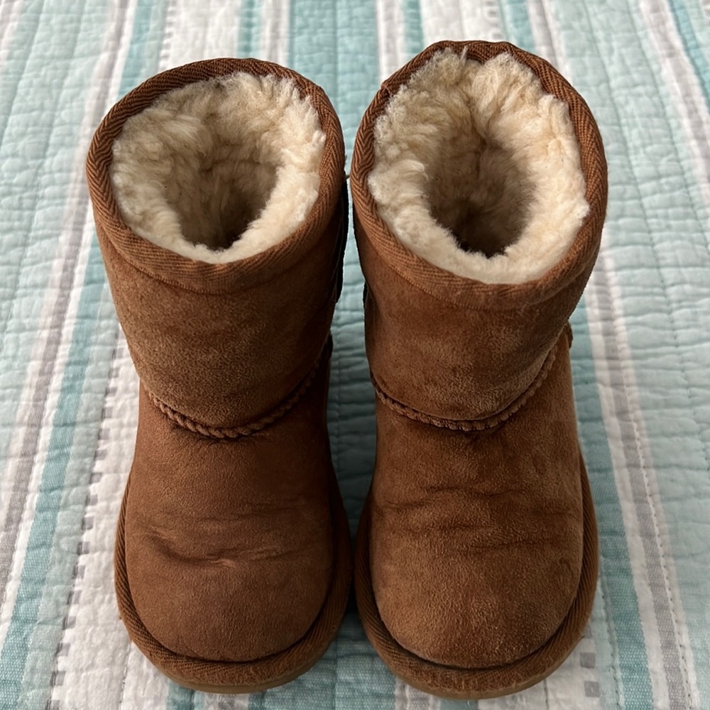 Ugg toddler size 6 GUC